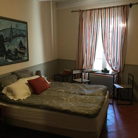 Les Hirondelles Bed & Breakfast Argeliers Eksteriør bilde